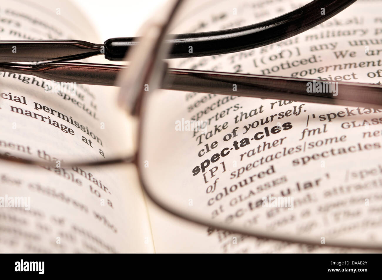 Paire de lunettes sur un dictionnaire ouvert au 'spectacles' Banque D'Images