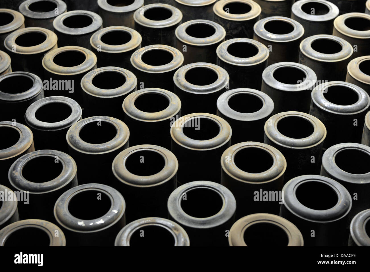 À un nouvel holocauste, le site du mémorial du camp de concentration de capsules de cendres les incinérateurs sont sur l'affichage à Erfurt, Allemagne, 25 janvier 2011. Le terrain de l'entreprise "Topf & Soehne' ont été transformées en un mémorial de l'Holocauste. Topf & Soehne ingénieurs ont conçu et construit les incinérateurs utilisés pour le meurtre de masse dans les camps de concentration d'Auschwitz et de Buchenwald. Photo : MARTIN SCHUTT Banque D'Images