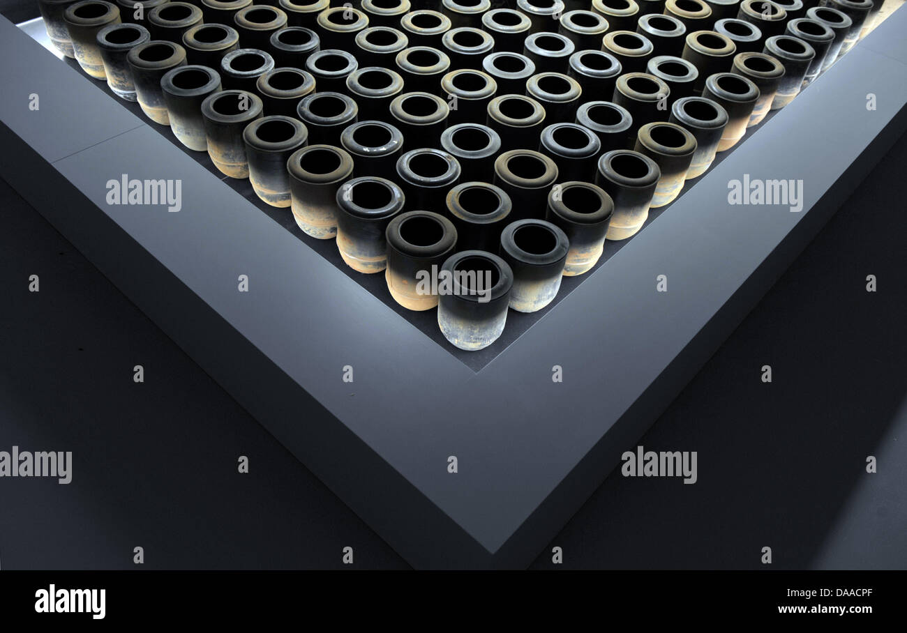 À un nouvel holocauste, le site du mémorial du camp de concentration de capsules de cendres les incinérateurs sont sur l'affichage à Erfurt, Allemagne, 25 janvier 2011. Le terrain de l'entreprise "Topf & Soehne' ont été transformées en un mémorial de l'Holocauste. Topf & Soehne ingénieurs ont conçu et construit les incinérateurs utilisés pour le meurtre de masse dans les camps de concentration d'Auschwitz et de Buchenwald. Photo : MARTIN SCHUTT Banque D'Images