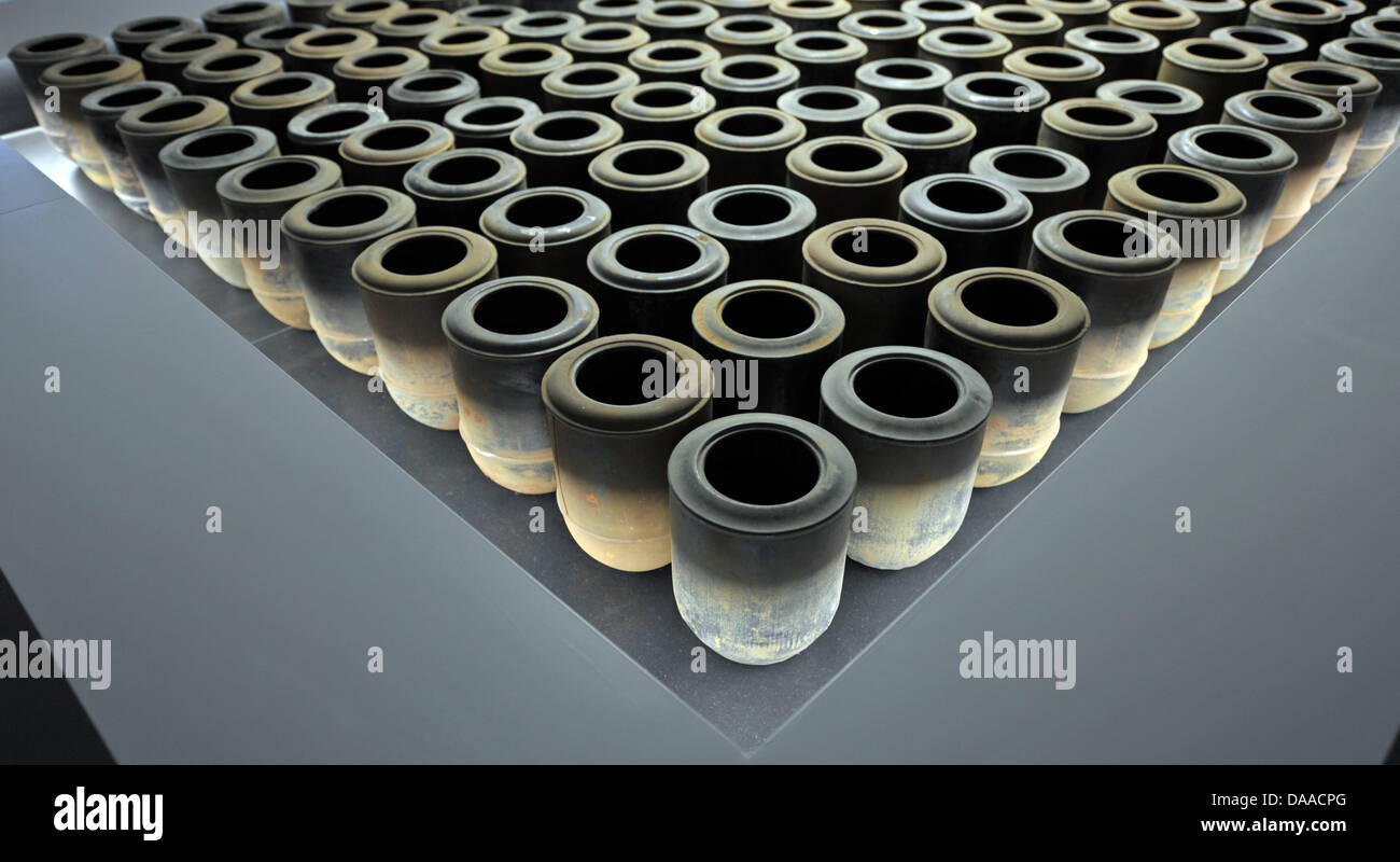 À un nouvel holocauste, le site du mémorial du camp de concentration de capsules de cendres les incinérateurs sont sur l'affichage à Erfurt, Allemagne, 25 janvier 2011. Le terrain de l'entreprise "Topf & Soehne' ont été transformées en un mémorial de l'Holocauste. Topf & Soehne ingénieurs ont conçu et construit les incinérateurs utilisés pour le meurtre de masse dans les camps de concentration d'Auschwitz et de Buchenwald. Photo : MARTIN SCHUTT Banque D'Images