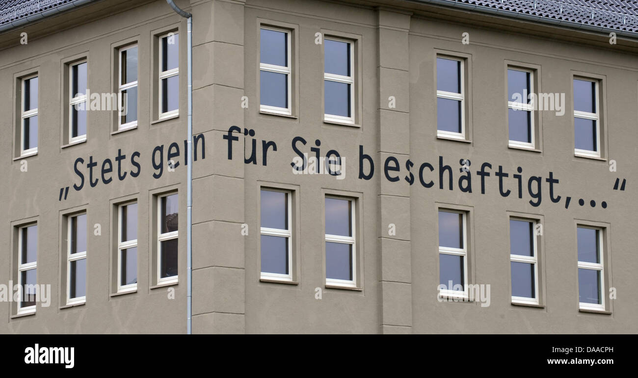 L'expression "heureux de travailler pour vous", avec lequel la société Topf & Soehne signé ses lettres à la SS, est apposée sur la façade d'un nouveau site commémoratif de l'holocauste à Erfurt, Allemagne, 25 janvier 2011. Les arguments de l'Topf & Soehne' ont été transformées en un mémorial de l'Holocauste. Topf & Soehne ingénieurs ont conçu et construit les incinérateurs utilisés pour le meurtre de masse dans les camps de concentration un Banque D'Images