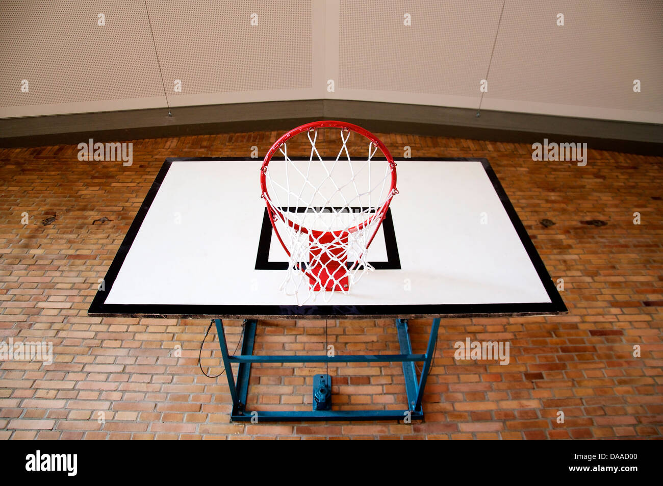 Panier de basket-ball à l'intérieur d'une salle de sport Vue de dessous Banque D'Images