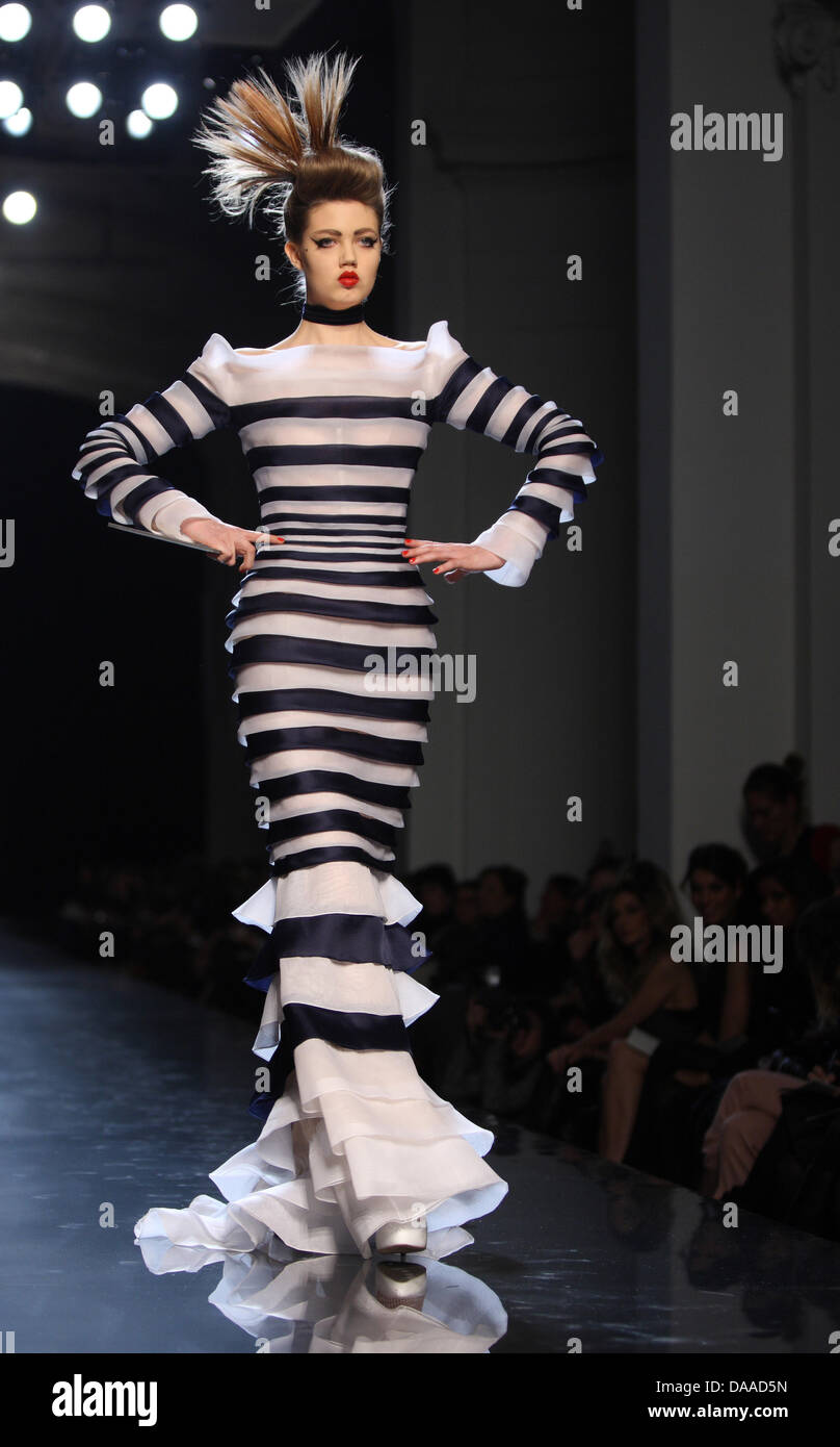 Un modèle présente une création de Jean Paul Gaultier de la collection  printemps-été 2011 collection Haute Couture présentée lors de la Fashion  Week de Paris, à Paris, France, 26 janvier 2011. La