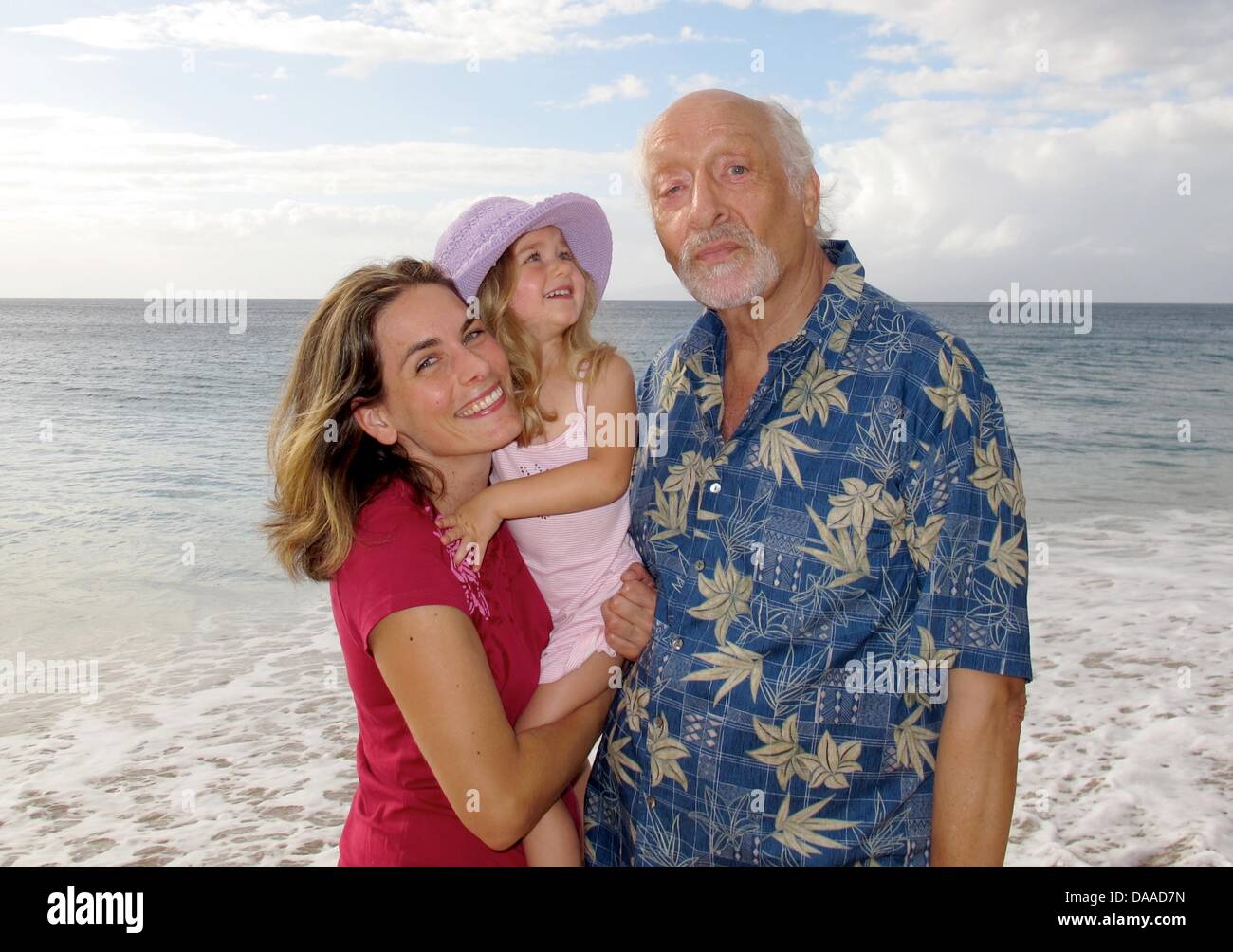 La bande dessinée allemande Karl Dall et sa fille Janina avec M. Mouflons  de petite-fille Nelina à la plage sur l'île hawaïenne de Maui, États-Unis,  22 janvier 2011. Le 01 février 2011,