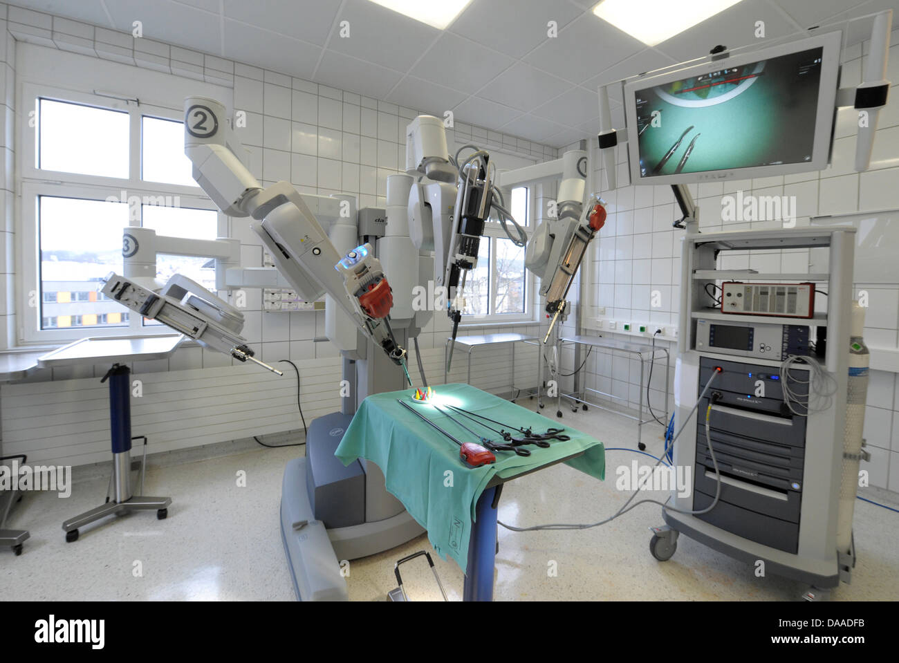 Un nouveau robot chirurgical dans la salle d'opération de la clinique  d'urologie de l'hôpital universitaire de Jena, Allemagne, 27 janvier 2011.  Le 'DaVinci' Robot coût 2 millions d'euros et est utilisé dans