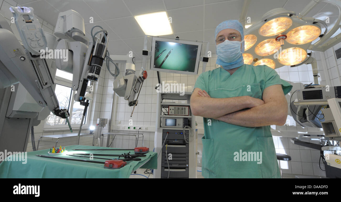 Un médecin et son nouveau robot chirurgical dans la salle d'opération de la  clinique d'urologie de l'hôpital universitaire de Jena, Allemagne, 27  janvier 2011. Le 'DaVinci' Robot coût 2 millions d'euros et