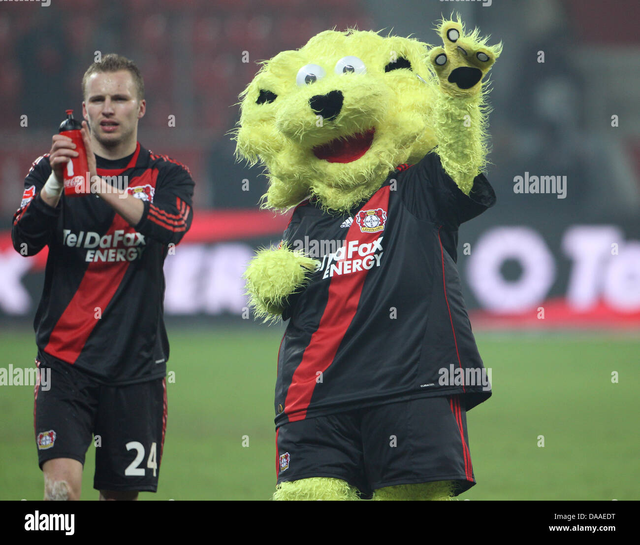 Leverkusen Michal Kadlec du (L) et la mascotte du club 'Brian Le Lion' remercier leurs fans et spectateurs après la Bundesliga match de football entre le Bayer Leverkusen et Hannover 96 à la BayArena à Leverkusen, Allemagne, 28 janvier 2011. Leverkusen a remporté le match 2-0. Photo : Friso Gentsch Banque D'Images