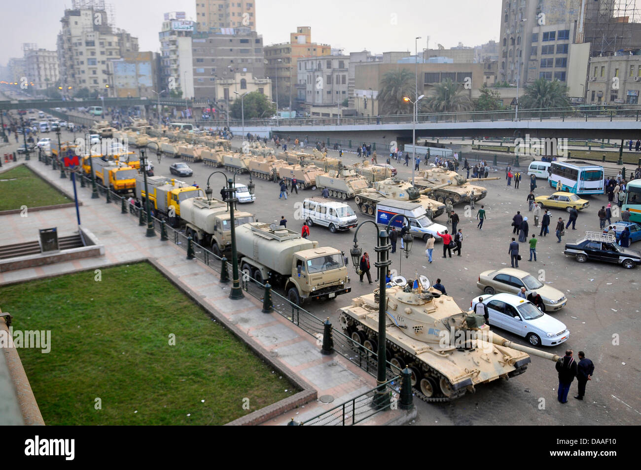 L'armée égyptienne montre sa présence à la place Ramsès au Caire, Égypte, 29 janvier 2011. Les manifestations anti-gouvernementales en Egypte continuent. Photo : Matthias Toedt Banque D'Images