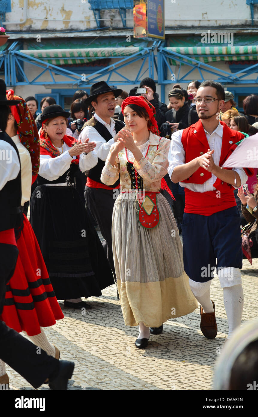 Danseurs en costume traditionnel portugais prendre part à la danse  folklorique à Feira do Carmo place du marché dans le vieux village de Taipa  Photo Stock - Alamy