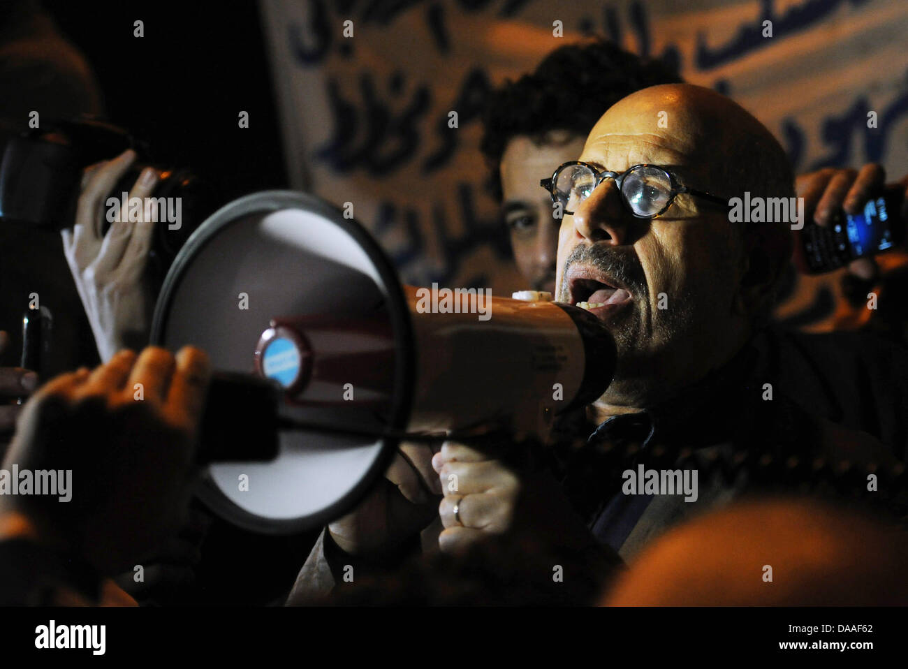 Lauréat du Prix Nobel de la paix égyptien et possible candidat à la présidence Mohamed ElBaradei parle aux manifestants à la place Tahrir au Caire, Égypte, 30 janvier 2011. Manifestations anti-gouvernementales en Egypte continuent. Photo : HANNIBAL HANSCHKE Banque D'Images