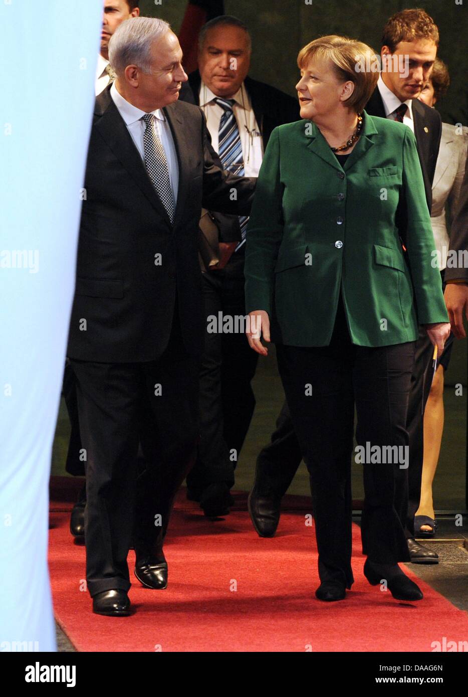 Le Premier Ministre israélien, Benjamin Netanyahu (l) et la Chancelière allemande Angela Merkel (r)à pied d'une conférence de presse après la consultations du gouvernement israélien allemand à Jérusalem, Israël, 31 janvier 2011. Merkel et d'autres ministres allemands sont arrivés en Israël pour la troisième gouvernement consultations avec Israël. Merkel va rester deux jours en Israël. Photo : Rainer Jensen Banque D'Images