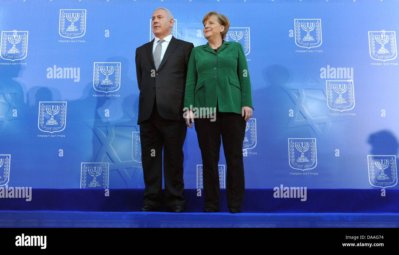 Le Premier Ministre israélien, Benjamin Netanyahu et la Chancelière allemande, Angela Merkel, s'unir pour une photo avant que les ministres des deux pays se joindre à eux de poser pour une photo de groupe lors d'une conférence de presse après la consultations du gouvernement israélien allemand à Jérusalem, Israël, 31 janvier 2011. Merkel et d'autres ministres allemands sont arrivés en Israël pour la troisième gouvernme Banque D'Images