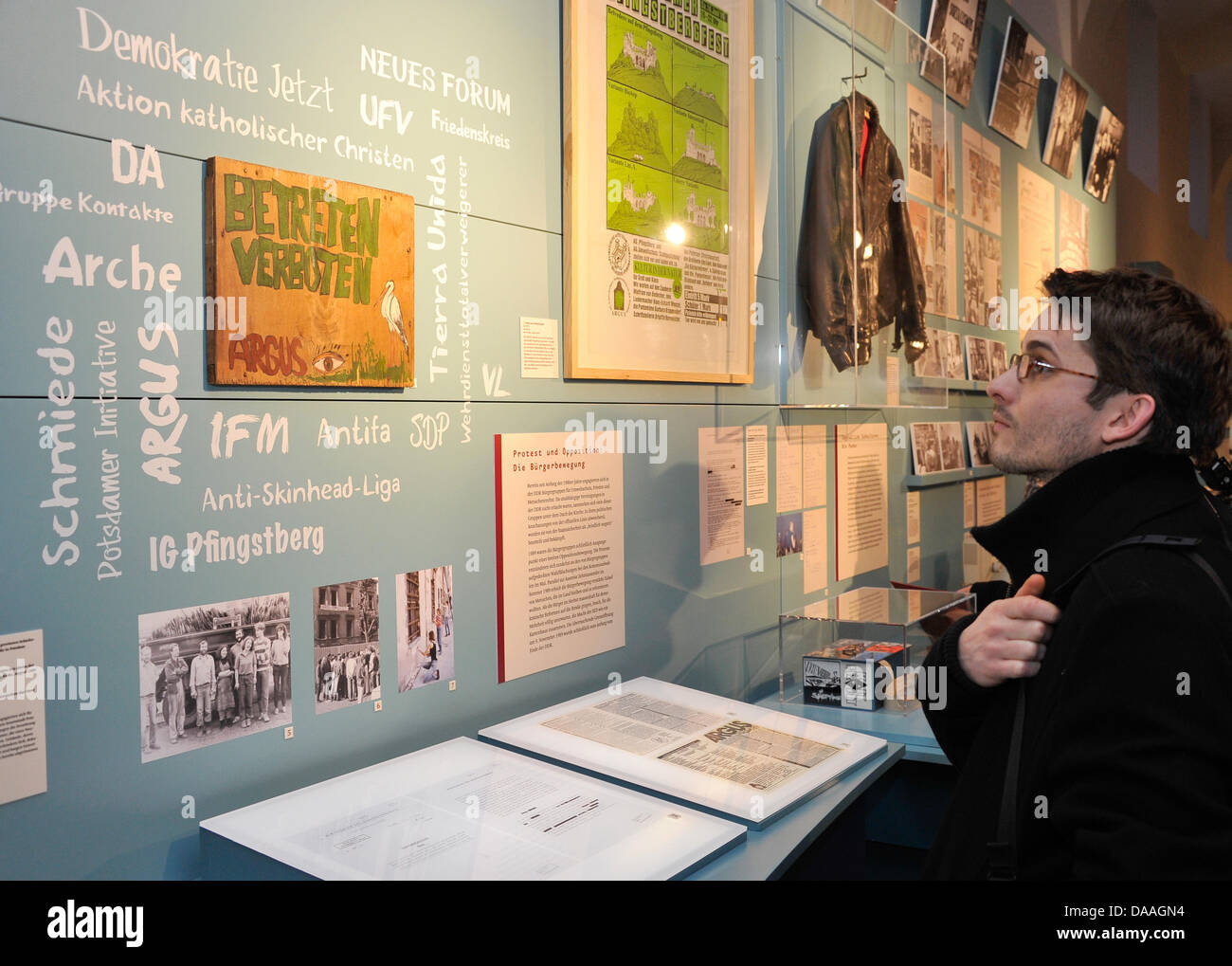 Les yeux d'un visiteur des expositions dans la nouvelle zone de 'la vie quotidienne et de la culture en RDA' à la maison de l'histoire de Brandebourg-prusse (HBPG) à Potsdam, Allemagne, 01 février 2011. La chambre consacre toute une zone à la situation de vie quotidienne de citoyens de la RDA. Photo : BERND SETTNIK Banque D'Images