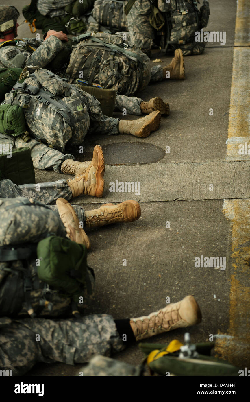 Les parachutistes de l'Armée américaine affecté à la 82nd Airborne Division (3e Brigade Combat Team attendre à bord des C-130J Super Hercules durant l'exercice d'accès d'ordre opérationnel (JOAX) 13-03, Fort Bragg, N.C., 24 juin 2013. JOAX est un programme conjoint de formation exercice conçu pour Banque D'Images