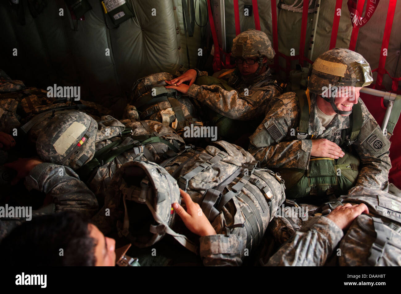 Les parachutistes de l'Armée américaine affecté à la 82nd Airborne Division (3e Brigade Combat Team attendre pour décoller en C-130J Super Hercules Banque D'Images