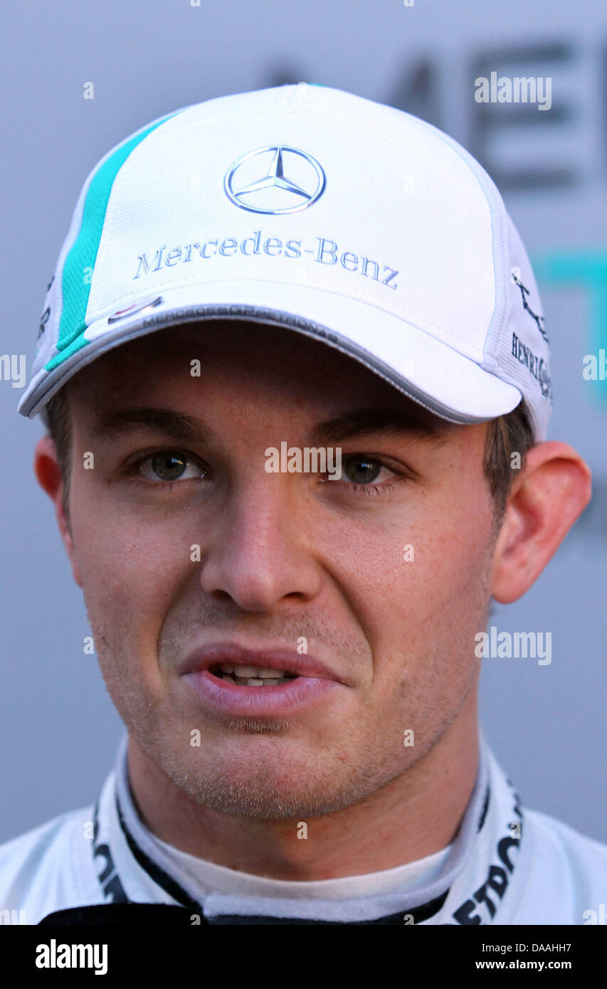 Pilote de Formule 1 Allemand Nico Rosberg de Mercedes GP parle à la presse après l'exécution d'un test à la piste de course à Valencia, Espagne, 02 février 2011. Les équipes de Formule 1 à l'épreuve leurs nouvelles voitures et les pneus pour la saison 2011 jusqu'au 03 février 2011. Photo : Jens Buettner Banque D'Images