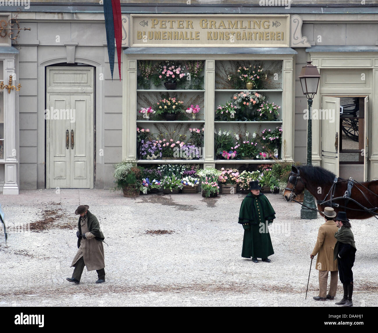 Le port de vêtements traditionnels extras stand à la Muensterplatz pendant un tournage du film hollywoodien Sherlock Holmes 2' à Strasbourg, France, 02 février 2011. Le film du réalisateur britannique Guy Ritchie l'est réglé en 1890, lorsque l'Alsace appartenait à l'Empire allemand. Le film est prévu d'arriver des cinémas à la fin de 2011. Photo : Ronald Wittek Banque D'Images
