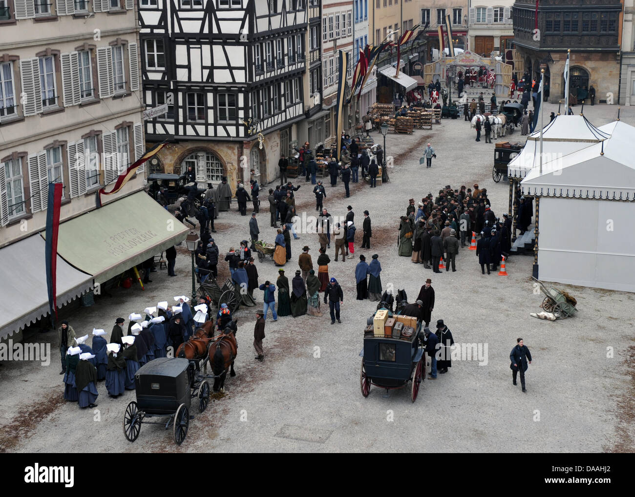 Le port de vêtements traditionnels extras stand à la Muensterplatz pendant un tournage du film hollywoodien Sherlock Holmes 2' à Strasbourg, France, 02 février 2011. Le film du réalisateur britannique Guy Ritchie l'est réglé en 1890, lorsque l'Alsace appartenait à l'Empire allemand. Le film est prévu d'arriver des cinémas à la fin de 2011. Photo : Ronald Wittek Banque D'Images