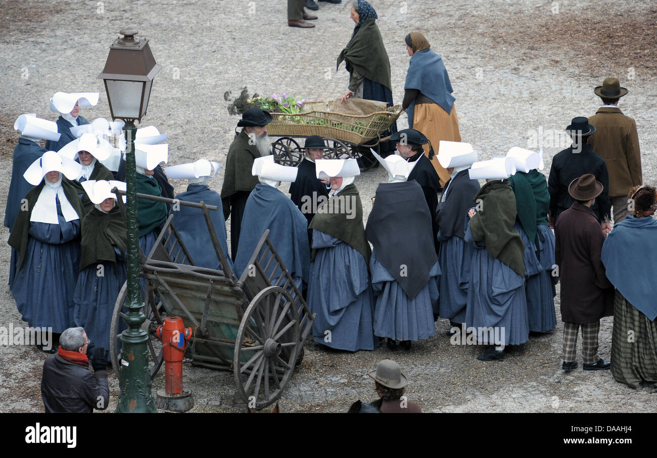 Le port de vêtements traditionnels extras stand à la Muensterplatz pendant un tournage du film hollywoodien Sherlock Holmes 2' à Strasbourg, France, 02 février 2011. Le film du réalisateur britannique Guy Ritchie l'est réglé en 1890, lorsque l'Alsace appartenait à l'Empire allemand. Le film est prévu d'arriver des cinémas à la fin de 2011. Photo : Ronald Wittek Banque D'Images