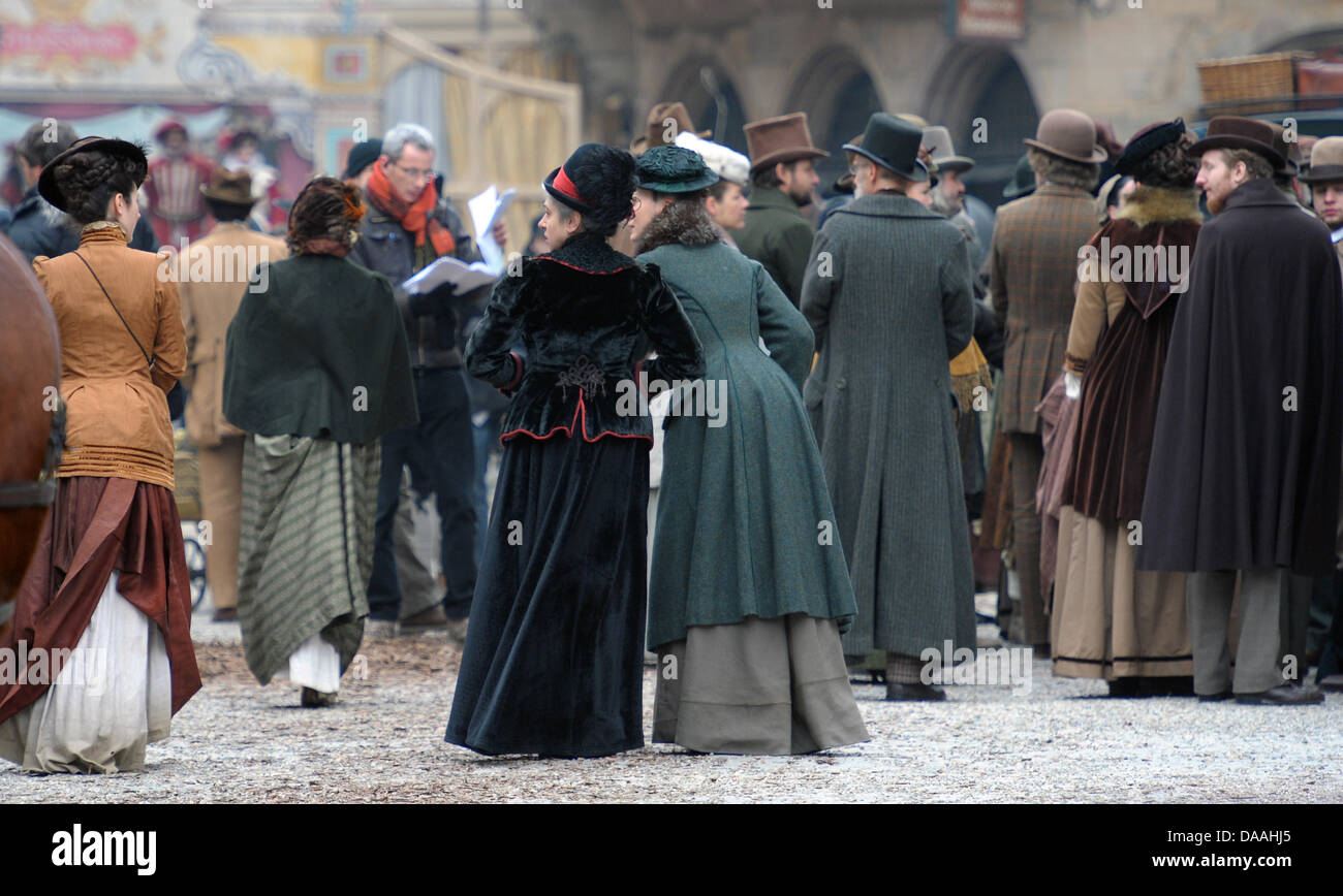 Le port de vêtements traditionnels extras stand à la Muensterplatz pendant un tournage du film hollywoodien Sherlock Holmes 2' à Strasbourg, France, 02 février 2011. Le film du réalisateur britannique Guy Ritchie l'est réglé en 1890, lorsque l'Alsace appartenait à l'Empire allemand. Le film est prévu d'arriver des cinémas à la fin de 2011. Photo : Ronald Wittek Banque D'Images