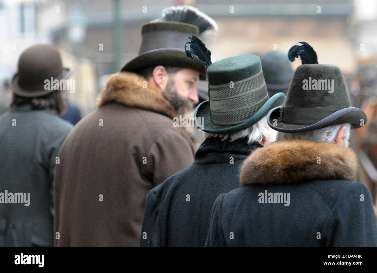 Le port de vêtements traditionnels extras stand à la Muensterplatz pendant un tournage du film hollywoodien Sherlock Holmes 2' à Strasbourg, France, 02 février 2011. Le film du réalisateur britannique Guy Ritchie l'est réglé en 1890, lorsque l'Alsace appartenait à l'Empire allemand. Le film est prévu d'arriver des cinémas à la fin de 2011. Photo : Ronald Wittek Banque D'Images