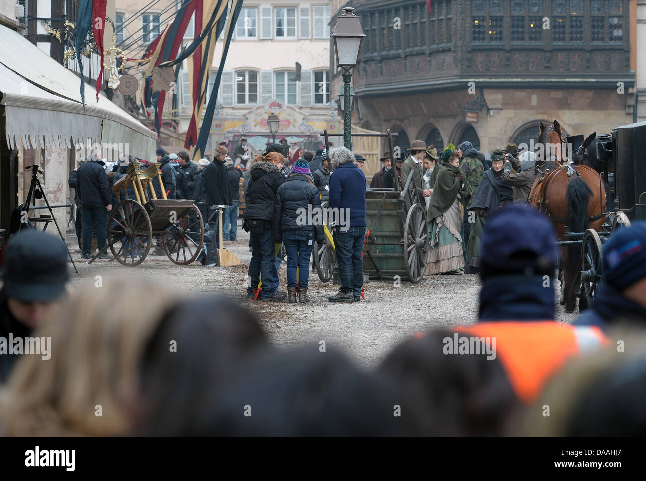 Le port de vêtements traditionnels extras stand à la Muensterplatz pendant un tournage du film hollywoodien Sherlock Holmes 2' à Strasbourg, France, 02 février 2011. Le film du réalisateur britannique Guy Ritchie l'est réglé en 1890, lorsque l'Alsace appartenait à l'Empire allemand. Le film est prévu d'arriver des cinémas à la fin de 2011. Photo : Ronald Wittek Banque D'Images