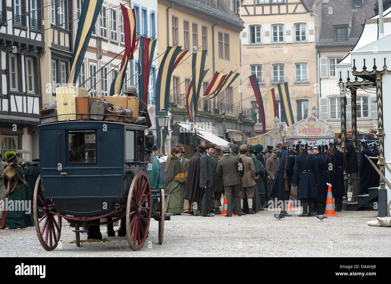 Le port de vêtements traditionnels extras stand à la Muensterplatz pendant un tournage du film hollywoodien Sherlock Holmes 2' à Strasbourg, France, 02 février 2011. Le film du réalisateur britannique Guy Ritchie l'est réglé en 1890, lorsque l'Alsace appartenait à l'Empire allemand. Le film est prévu d'arriver des cinémas à la fin de 2011. Photo : Ronald Wittek Banque D'Images