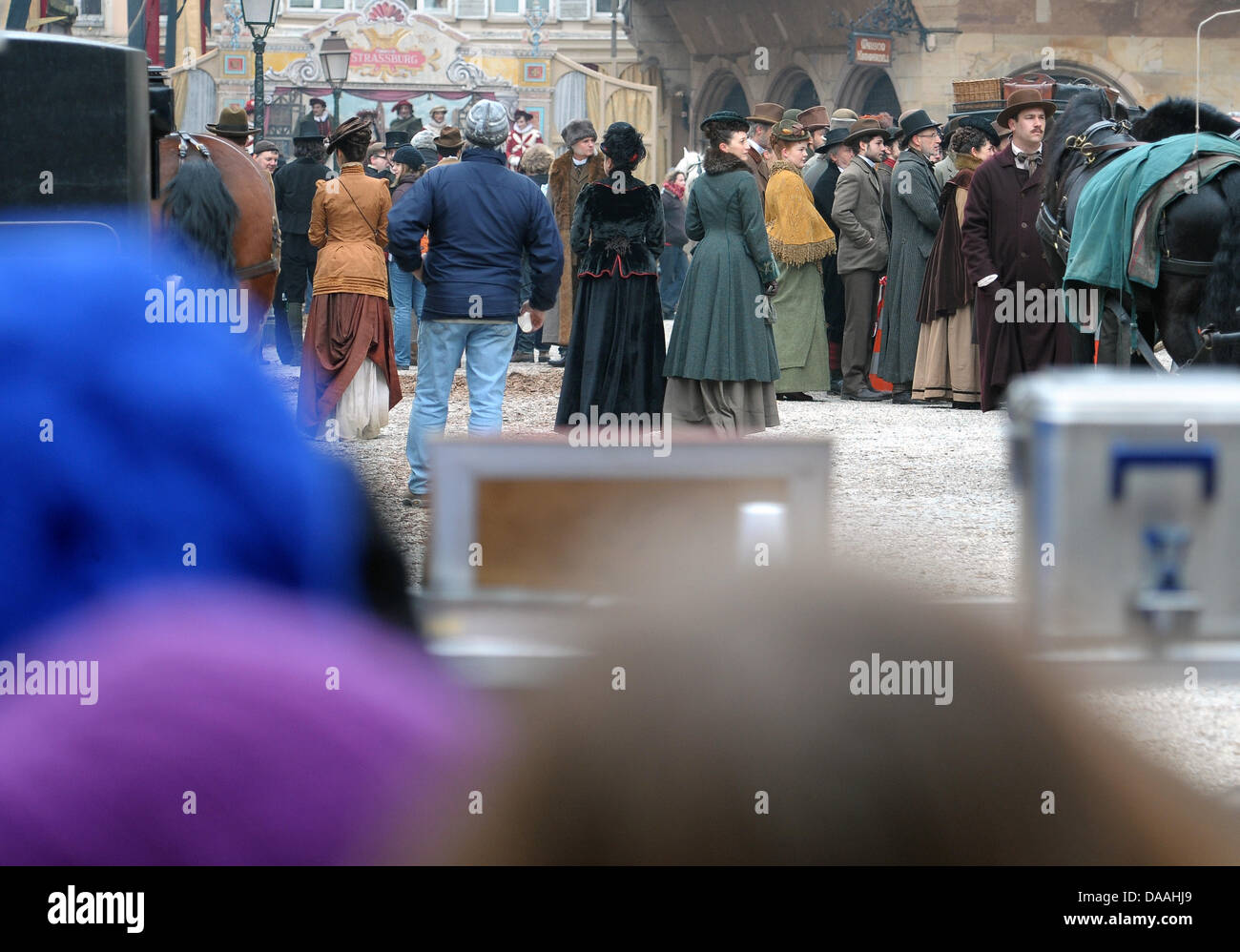Le port de vêtements traditionnels extras stand à la Muensterplatz pendant un tournage du film hollywoodien Sherlock Holmes 2' à Strasbourg, France, 02 février 2011. Le film du réalisateur britannique Guy Ritchie l'est réglé en 1890, lorsque l'Alsace appartenait à l'Empire allemand. Le film est prévu d'arriver des cinémas à la fin de 2011. Photo : Ronald Wittek Banque D'Images
