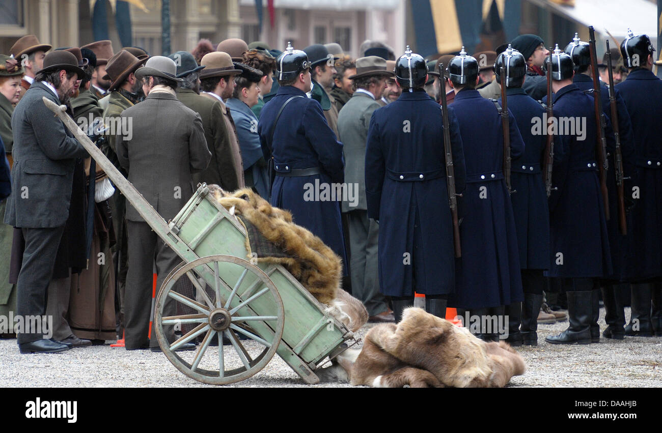 Le port de vêtements traditionnels extras stand à la Muensterplatz pendant un tournage du film hollywoodien Sherlock Holmes 2' à Strasbourg, France, 02 février 2011. Le film du réalisateur britannique Guy Ritchie l'est réglé en 1890, lorsque l'Alsace appartenait à l'Empire allemand. Le film est prévu d'arriver des cinémas à la fin de 2011. Photo : Ronald Wittek Banque D'Images