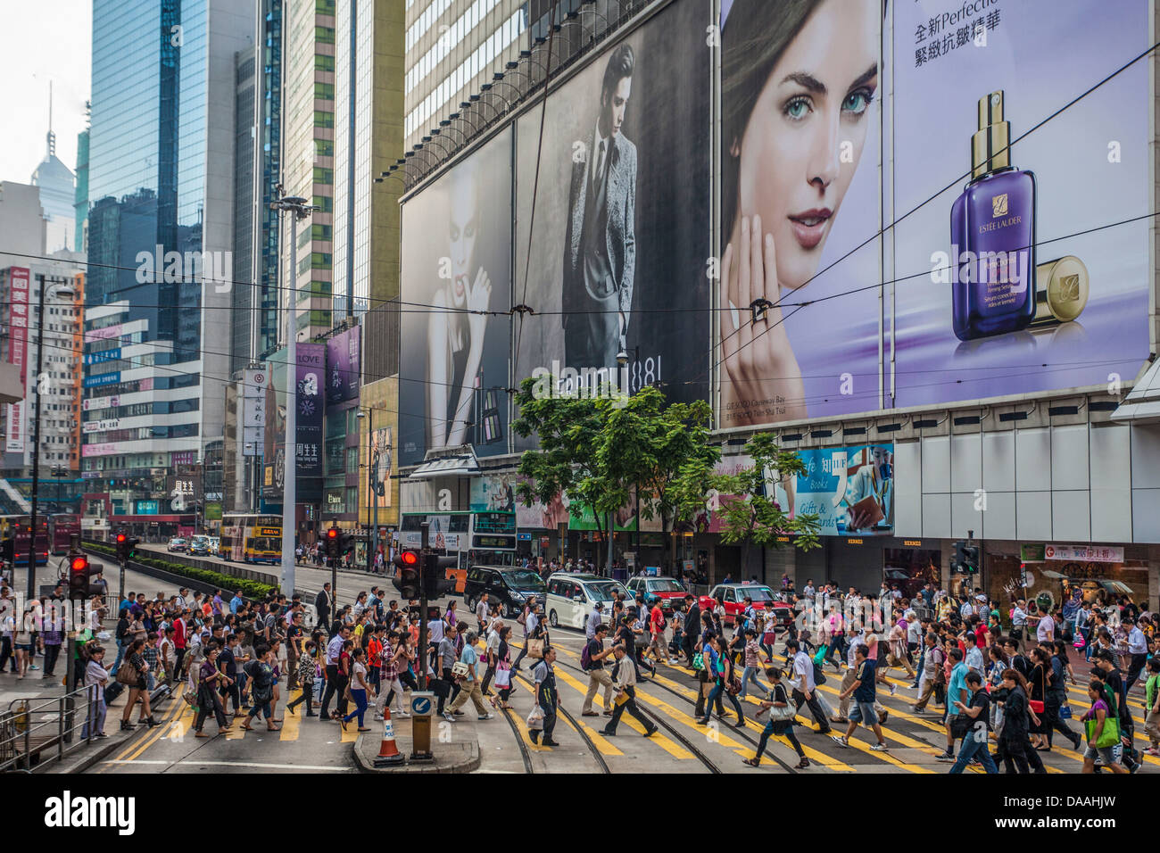Hong Kong, Chine, Asie, Wanchai, district, scène de rue, passage à niveau, foule, centre-ville, centre commercial, les gens, les gens Banque D'Images