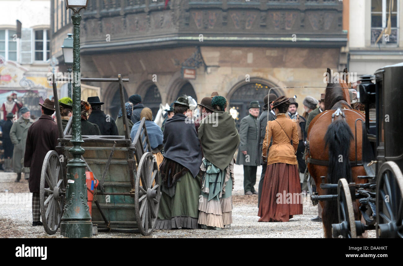 Le port de vêtements traditionnels extras stand à la Muensterplatz lors du tournage du film Sherlock Holmes 2' à Strasbourg, France, 02 février 2011. Le film du réalisateur britannique Guy Ritchie l'est réglé en 1890, lorsque l'Alsace appartenait à l'Empire allemand. Le film est prévu d'arriver des cinémas à la fin de 2011. Photo : Ronald Wittek Banque D'Images