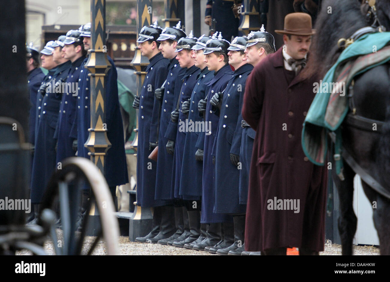 Le port de vêtements traditionnels extras stand à la Muensterplatz lors du tournage du film Sherlock Holmes 2' à Strasbourg, France, 02 février 2011. Le film du réalisateur britannique Guy Ritchie l'est réglé en 1890, lorsque l'Alsace appartenait à l'Empire allemand. Le film est prévu d'arriver des cinémas à la fin de 2011. Photo : Ronald Wittek Banque D'Images