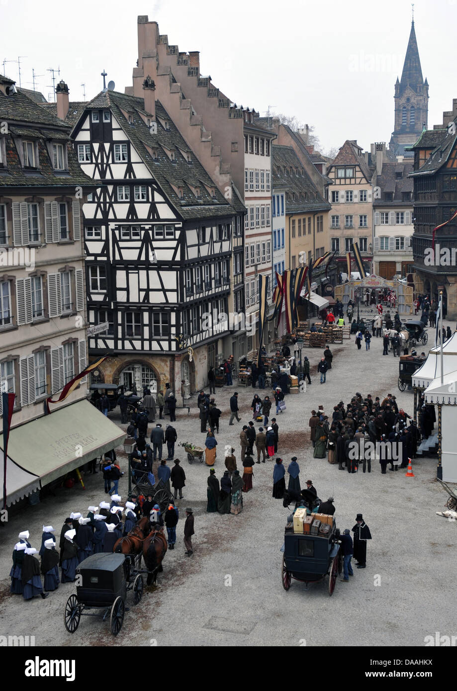 Le port de vêtements traditionnels extras stand à la Muensterplatz lors du tournage du film Sherlock Holmes 2' à Strasbourg, France, 02 février 2011. Le film du réalisateur britannique Guy Ritchie l'est réglé en 1890, lorsque l'Alsace appartenait à l'Empire allemand. Le film est prévu d'arriver des cinémas à la fin de 2011. Photo : Ronald Wittek Banque D'Images