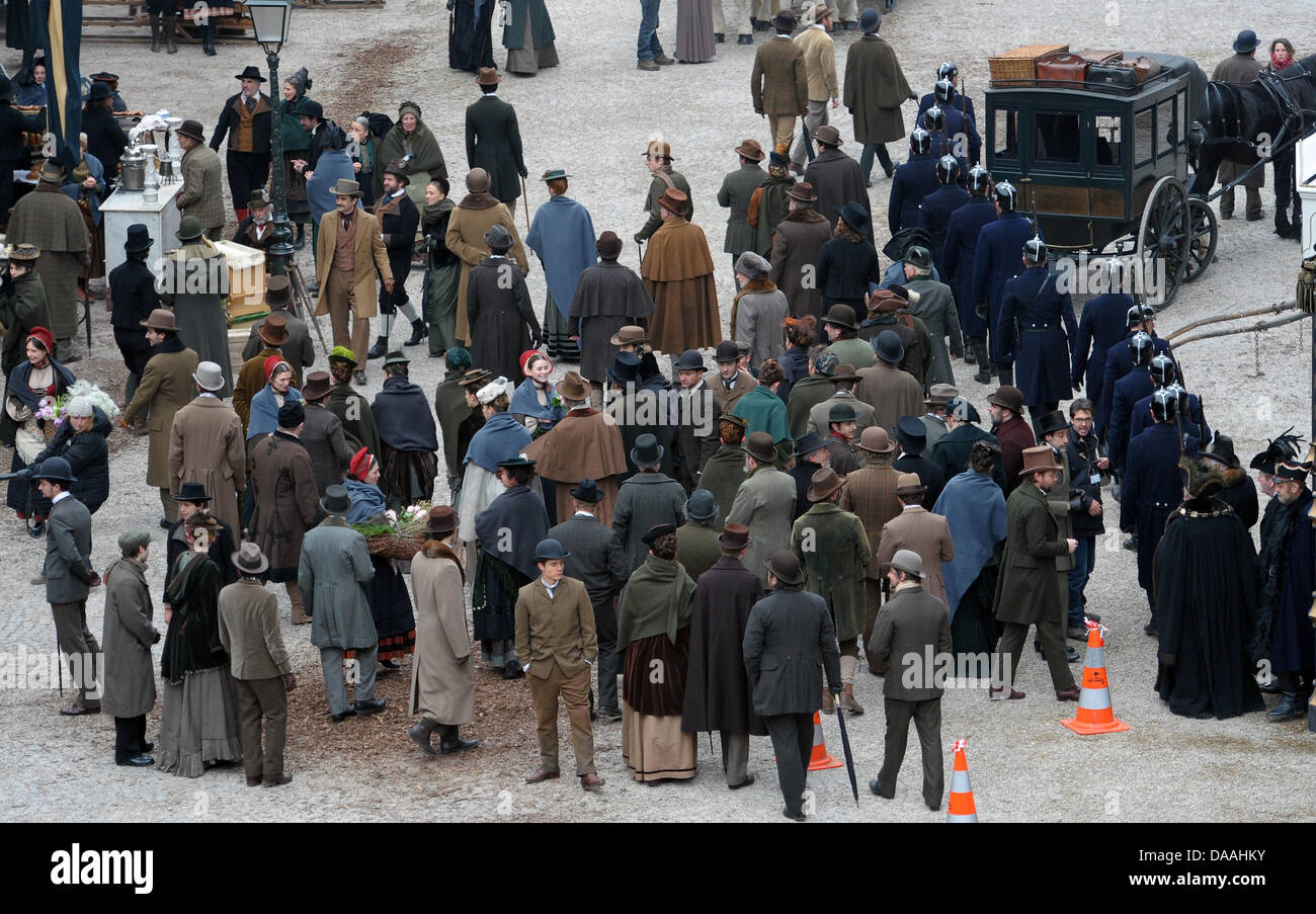 Le port de vêtements traditionnels extras stand à la Muensterplatz lors du tournage du film Sherlock Holmes 2' à Strasbourg, France, 02 février 2011. Le film du réalisateur britannique Guy Ritchie l'est réglé en 1890, lorsque l'Alsace appartenait à l'Empire allemand. Le film est prévu d'arriver des cinémas à la fin de 2011. Photo : Ronald Wittek Banque D'Images