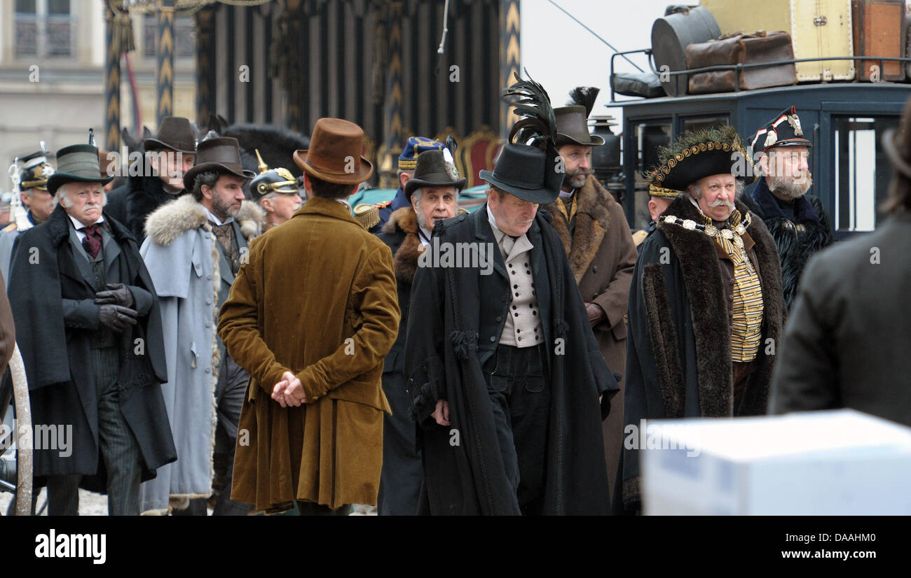 Le port de vêtements traditionnels extras à pied à travers l'Muensterplatz pendant le tournage du film hollywoodien Sherlock Holmes 2' à Strasbourg, France, 02 février 2011. Le film du réalisateur britannique Guy Ritchie l'est réglé en 1890, lorsque l'Alsace appartenait à l'Empire allemand. Le film est prévu d'arriver des cinémas à la fin de 2011. Photo : Ronald Wittek Banque D'Images