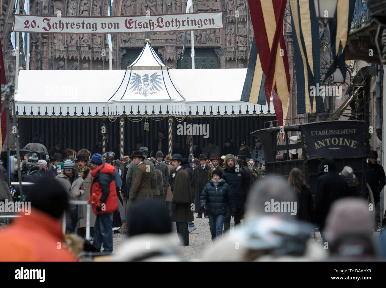 Le port de vêtements Extras historique à pied vers la cathédrale à l'Muensterplatz lors d'un tournage du film hollywoodien Sherlock Holmes 2' à Strasbourg, France, 02 février 2011. Le film du réalisateur britannique Guy Ritchie l'est réglé en 1890, lorsque l'Alsace appartenait à l'Empire allemand. Le film est prévu d'arriver des cinémas à la fin de 2011. Photo : Ronald Wittek Banque D'Images
