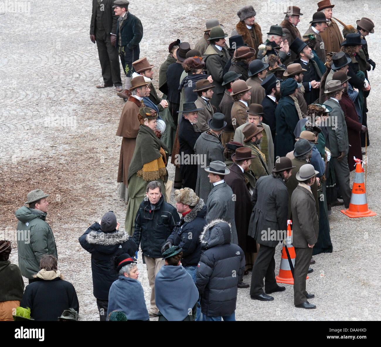 Directeur britannique Guy Ritchie (L, chapeau de feutre gris) observe l'définie au cours d'un tournage du film hollywoodien Sherlock Holmes 2' à l'Muensterplatz à Strasbourg, France, 02 février 2011. Le film du réalisateur britannique Guy Ritchie l'est réglé en 1890, lorsque l'Alsace appartenait à l'Empire allemand. Le film est prévu d'arriver des cinémas à la fin de 2011. Photo : Ronald Wittek Banque D'Images