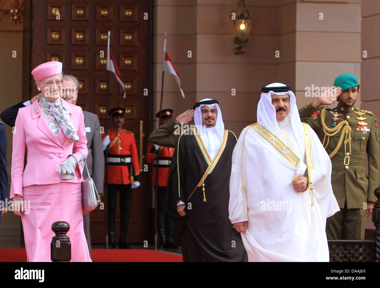 La Reine Margrethe II de Danemark et son époux, le Prince consort Henrik (derrière elle) à une réception offerte par le Roi de Bahreïn Hamad bin Isa Al Khalifa (R) à l'Palace Gudaibiya à Manama, Bahreïn, 03 février 2011. Margrethe II de Danemark est en visite d'état du Royaume de Bahreïn à partir de 03 jusqu'à 05 février. Photo : Albert Nieboer Pays-bas OUT Banque D'Images