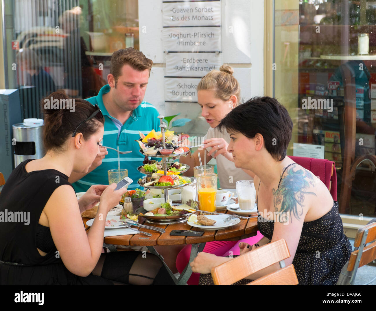 Les personnes ayant brunch au week-end à Anna Blume cafe à Prenzlauer Berg à Berlin, Allemagne Banque D'Images