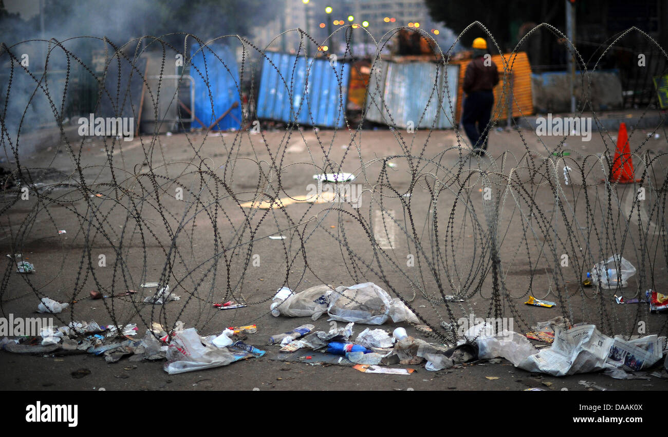 Eine Zufahrt zum Tahrir-Platz dans Kairo ist am (Samstagmorgen 05.02.2011) mit und Stacheldraht Barrikarde gesichert. Übernachteten Demonstranten Tausende auf dem Platz. Kam es keinen zu größeren Auseinandersetzungen. Foto : Hannibal dpa Banque D'Images
