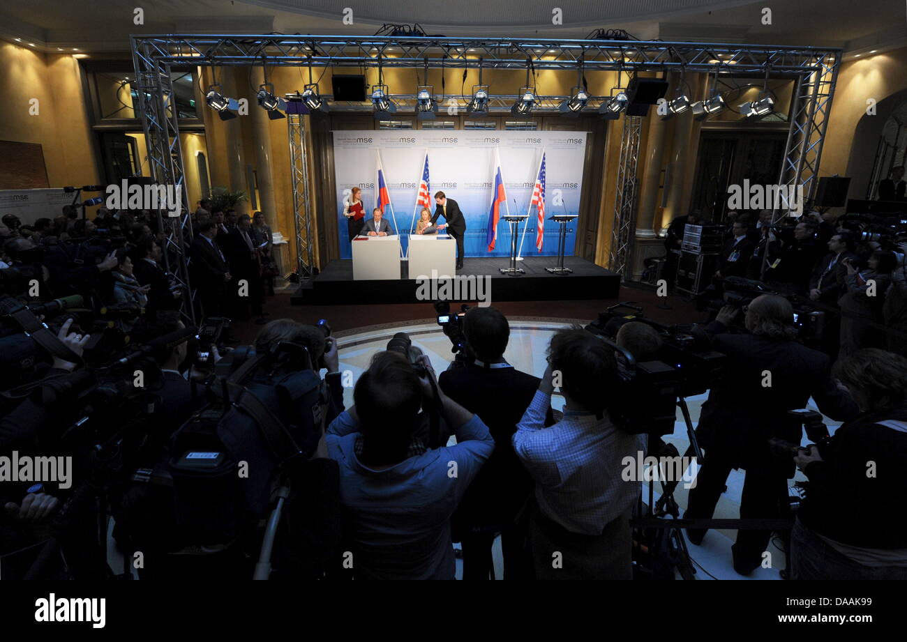 Nous mourir-Außenministerin, Hillary Clinton (r), und der, Sergej Lawrow schaubek Außenminister, unterschreiben am Samstag (05.02.2011) Bei der 47. Sicherheitskonferenz à München (Oberbayern) die zum neuen Start-Abkommen traités. NeueAbkommen das zwischen den USA und Russland ist der umfassendste atomare Abrüstungsvertrag seit zwei Jahrzehnten. Die abrègement commencer steht für Strategic Banque D'Images