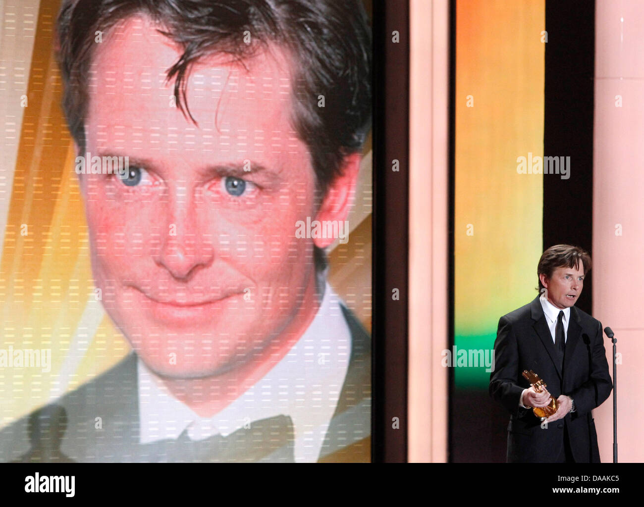 Né au Canada, l'acteur Michael J. Fox international tient son lifetime achievement award lors de la 46e cérémonie de remise des prix de la caméra d'or à Berlin, Allemagne, 5 février 2011. Le prix rend hommage à l'auditoire de favoris du cinéma, de la télévision, du sport et des médias. Photo : Tobias Schwarz dpa/lbn Banque D'Images