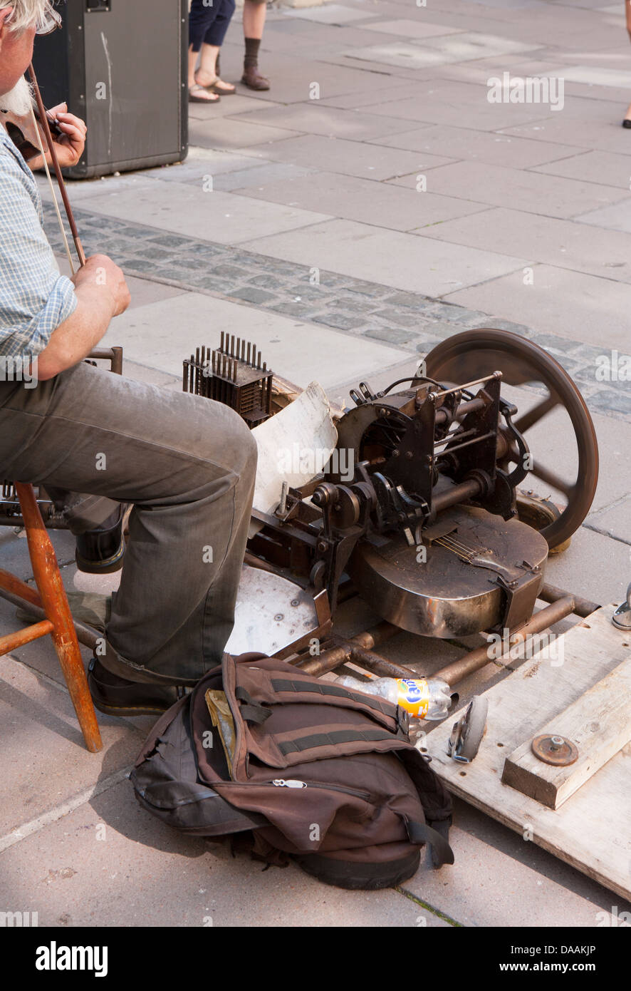 Musicien ambulant à Bath avec un vieux instrument de musique Banque D'Images