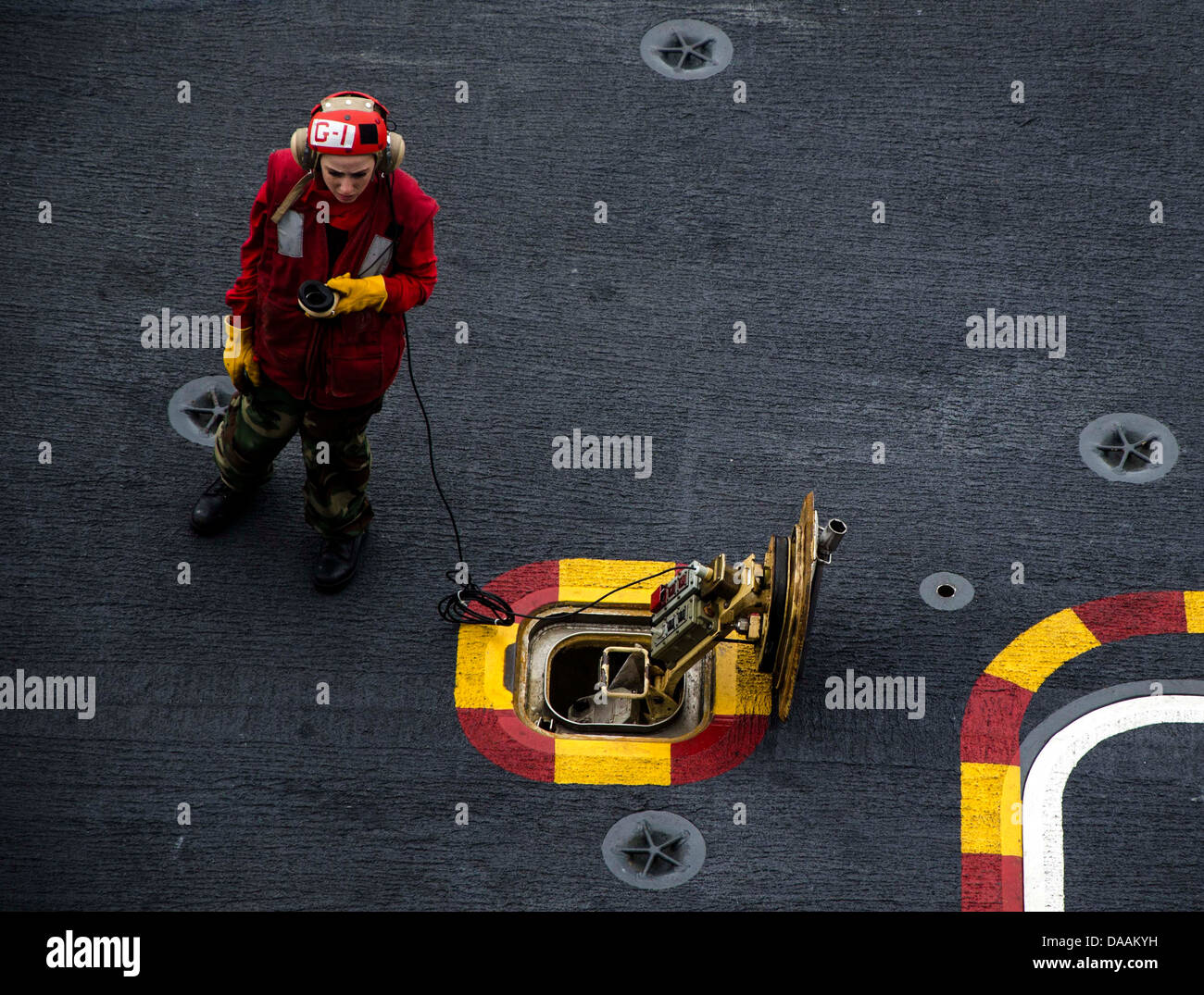 Apprenti aviateur Aviation explosées Noel Etcheto communique avec les exploitants de silo à bord du porte-avions USS George Washington (CVN 73). George Washington et son aile, l'air carrier Air Wing 5 (CVW), fournir une force prête au combat qui prot Banque D'Images