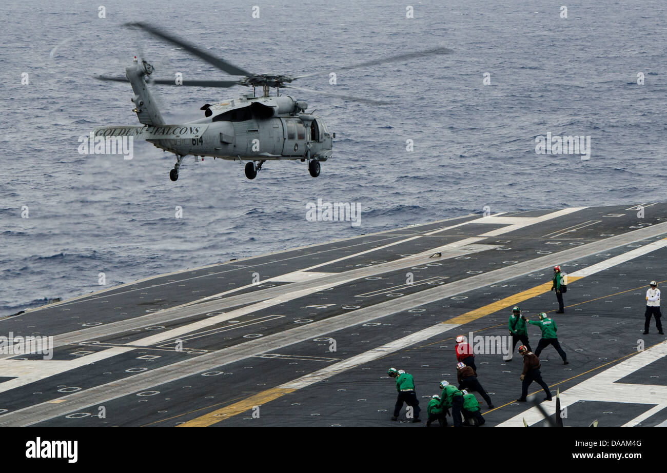 Une Sea Hawk MH-60S de l'hélicoptère Hélicoptère de faucons d'or de l'Escadron de Combat de mer (HSC) 12 l'avion décolle à ca Banque D'Images