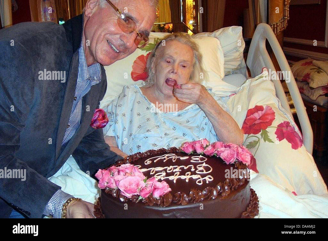 Frederic Prinz Von Anhalt Offre Un Gateau D Anniversaire Pour Ses 94 Ans Femme Zsa Zsa Gabor A Leur Domicile De Los Angeles L Allemagne 06 Fevrier 11 Photo Privat Photo Stock Alamy