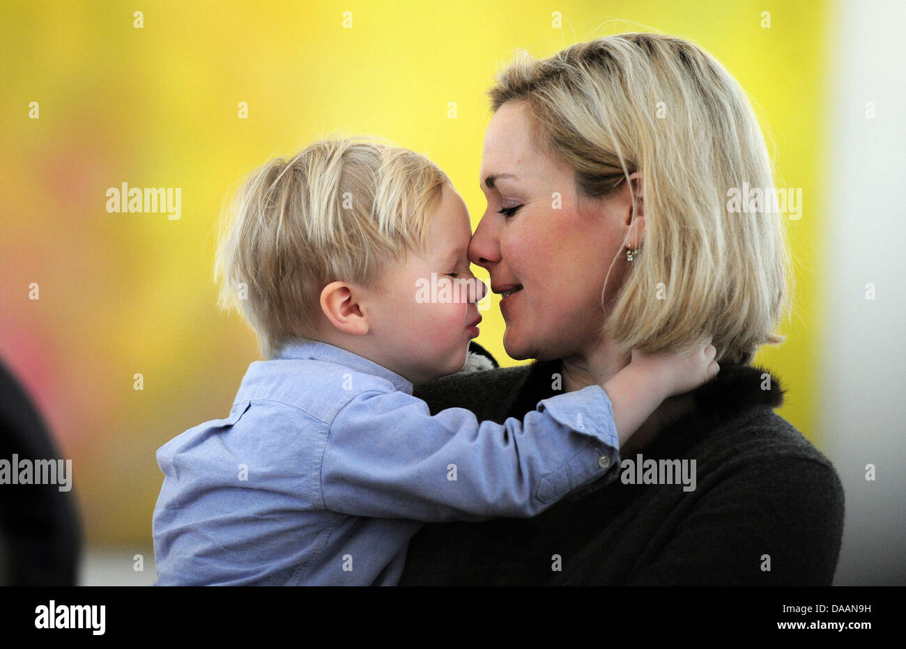 Un fichier photo datée du 6 janvier 2011 montre l'épouse de président allemand Christian Wulff, Bettina Wulff, avec leur fils Linus pendant une séance photo au château de Bellevue à Berlin, Allemagne. Au cours de sa première longue interview à la télévision, elle a déclaré que ses enfants sont censés garder les pieds sur terre. Photo : Hannibal Banque D'Images
