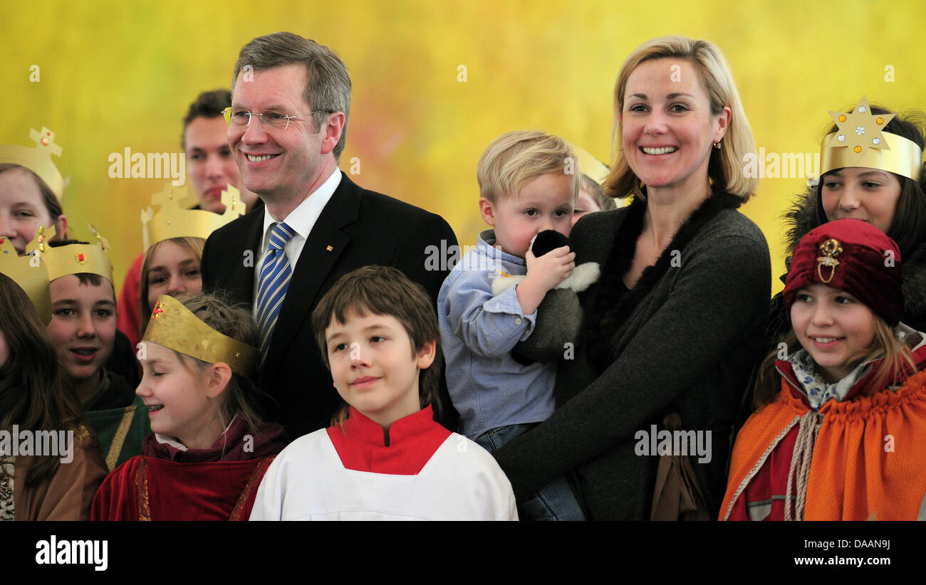 Un fichier photo datée du 6 janvier 2011 montre l'épouse de président allemand Christian Wulff (l), Bettina Wulff (r), avec leur fils Linus pendant une séance photo au château de Bellevue à Berlin, Allemagne. Au cours de sa première longue interview à la télévision, elle a déclaré que ses enfants sont censés garder les pieds sur terre. Photo : Hannibal Banque D'Images