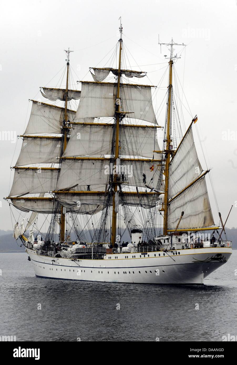 (Afp) - Un fichier photo en date du 02 mars 2009 présente la formation navale navire 'Gorch Fock' photographié dans le port de Kiel, Allemagne. Après la mort d'une femme-officier en novembre 2010, la marine allemande enquête sur la suspicion de mutinerie". Selon un porte-parole du Bundestag allemand, les enquêtes officielles ont commencé. Photo : Maurizio Gambarini Banque D'Images