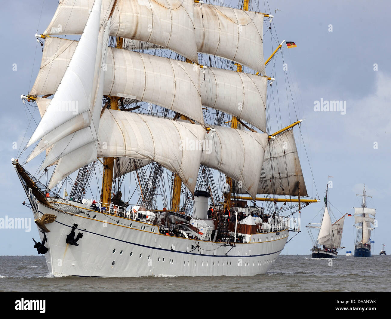 L'entraînement naval allemand Gorch Fock 'navire' entre dans le port de Bremerhaven, Allemagne, 25 août 2010. Après la mort d'une femme-officier en novembre 2010, la marine allemande enquête sur la suspicion de mutinerie. Selon un porte-parole du Bundestag allemand, les enquêtes officielles ont commencé. Photo : Ingo Wagner Banque D'Images